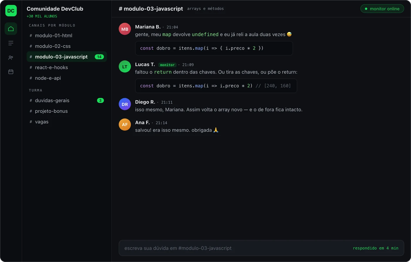 A comunidade do DevClub num notebook: canais por módulo e uma dúvida de JavaScript respondida por um monitor