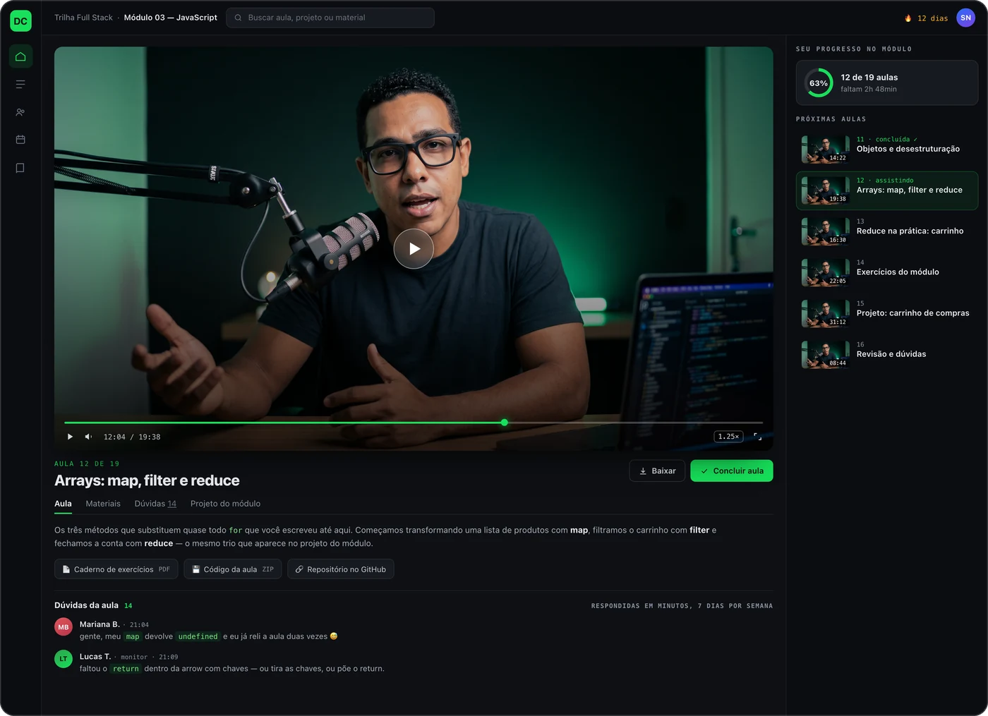 A área de aula do DevClub num iPad: o player da aula, o progresso do módulo e as próximas aulas